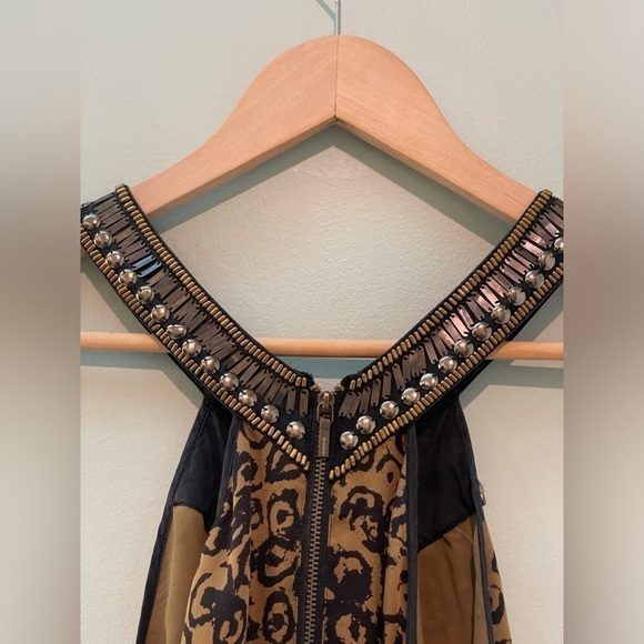 Bebe 100% silk sleeveless blouse Statement Piece Neckline in excellent condition - Picture 4 of 8